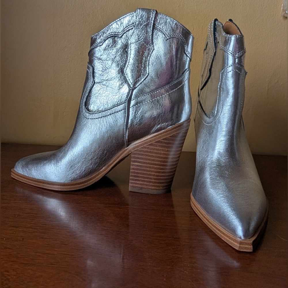Marc Fisher Gona Women's Bootie in Metallic Silver Like New Sz 5M - Picture 6 of 8